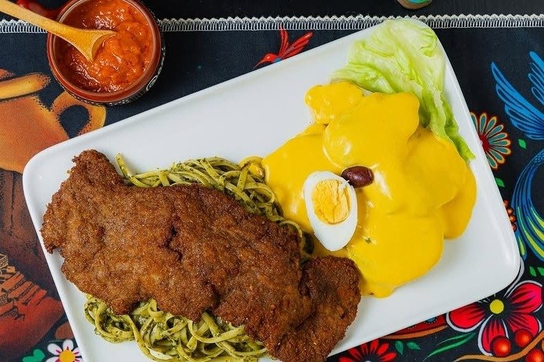 Tallarín Verde con milanesa (carne o pollo) y huancaína