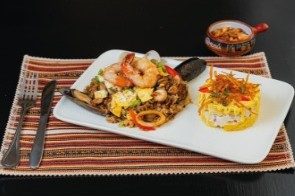 Arroz chaufa + ceviche o causa