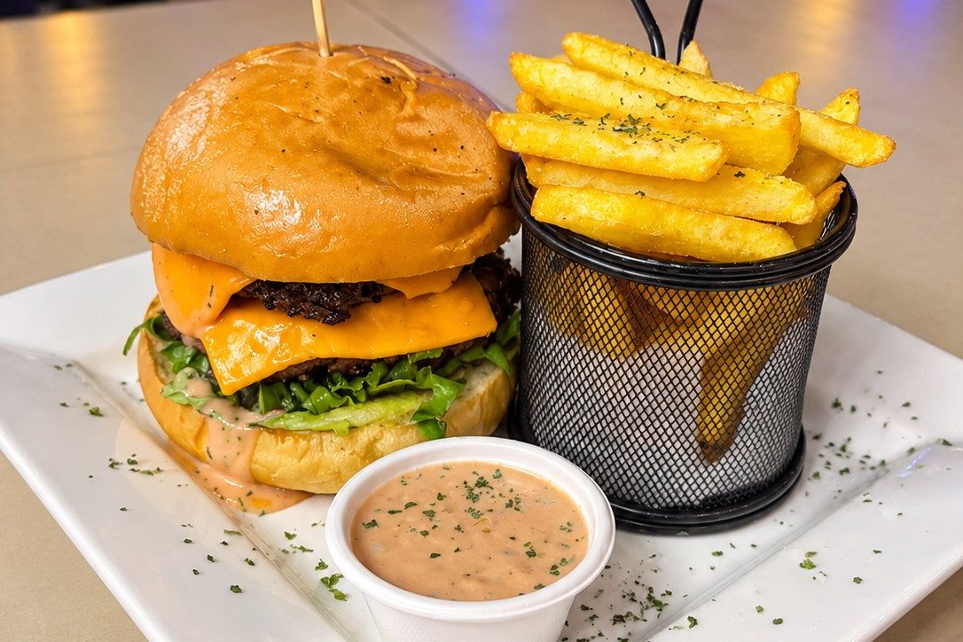 TRADITIONAL CHEESE BURGER